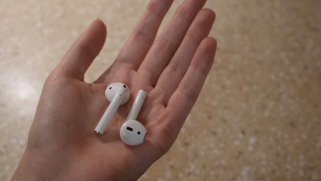 Can Walmart Employees Wear Airpods Here’s The Policy EverydayQuery